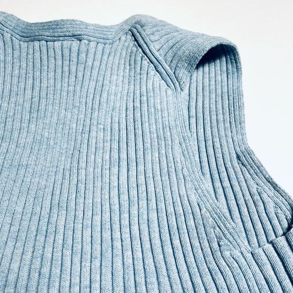 Gap, sleeveless sweater, V-neck size medium. - Picture 3 of 10